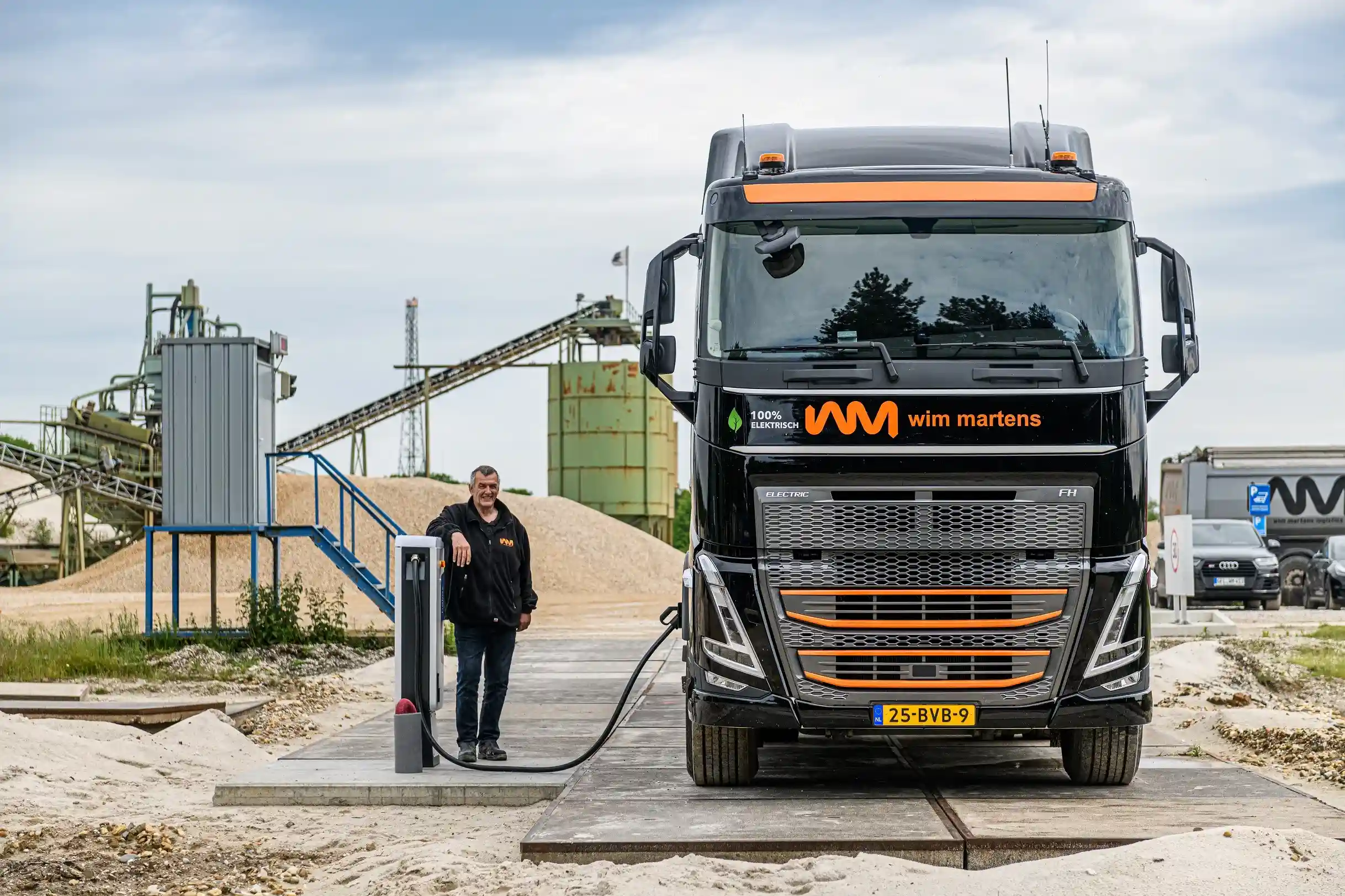 Martens_Volvo_FH_Electric_chauffeur1684832939_11zon.webp