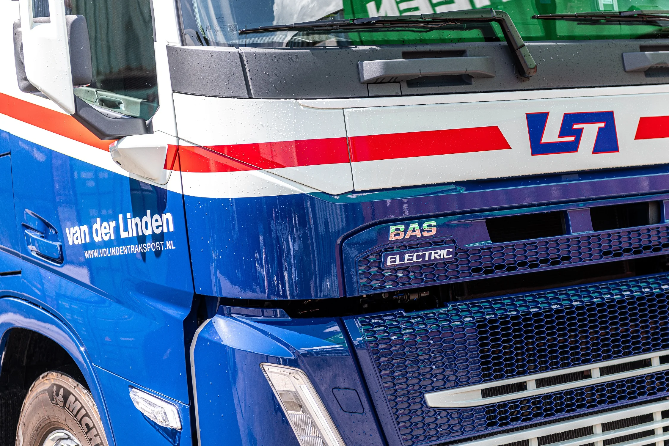 Persbericht_-_Van_der_Linden_Groep_zet_verduurzaming_voort_met_nieuwe_Volvo_Trucks_21689598710.webp