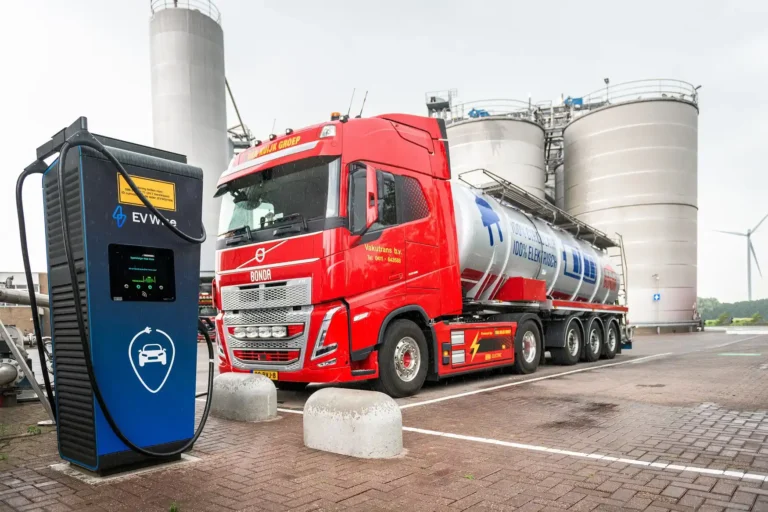 Van Kuijk Groep investeert in drie Volvo FH Electric trekkers.