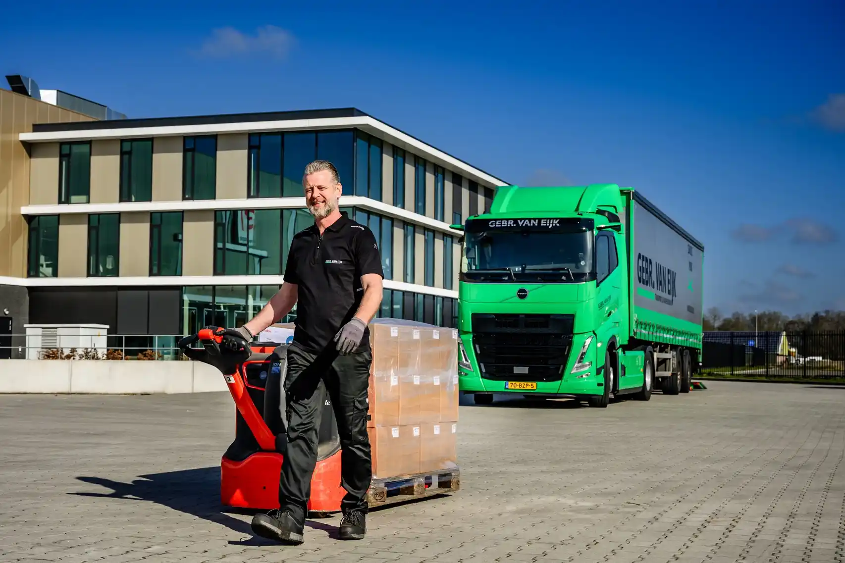 Gebr-van-Eijk-chauffeur-voor-truck_11zon.webp