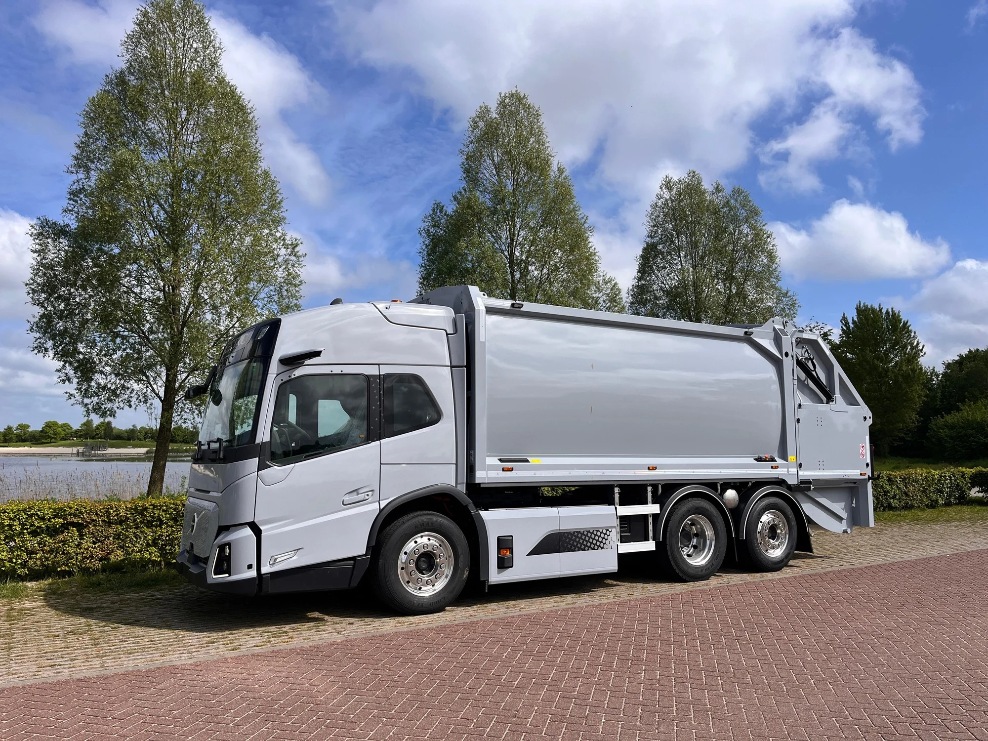 Primeur: HVC zamelt grofvuil in met eerste Volvo FM Low Entry-trucks van Nederland