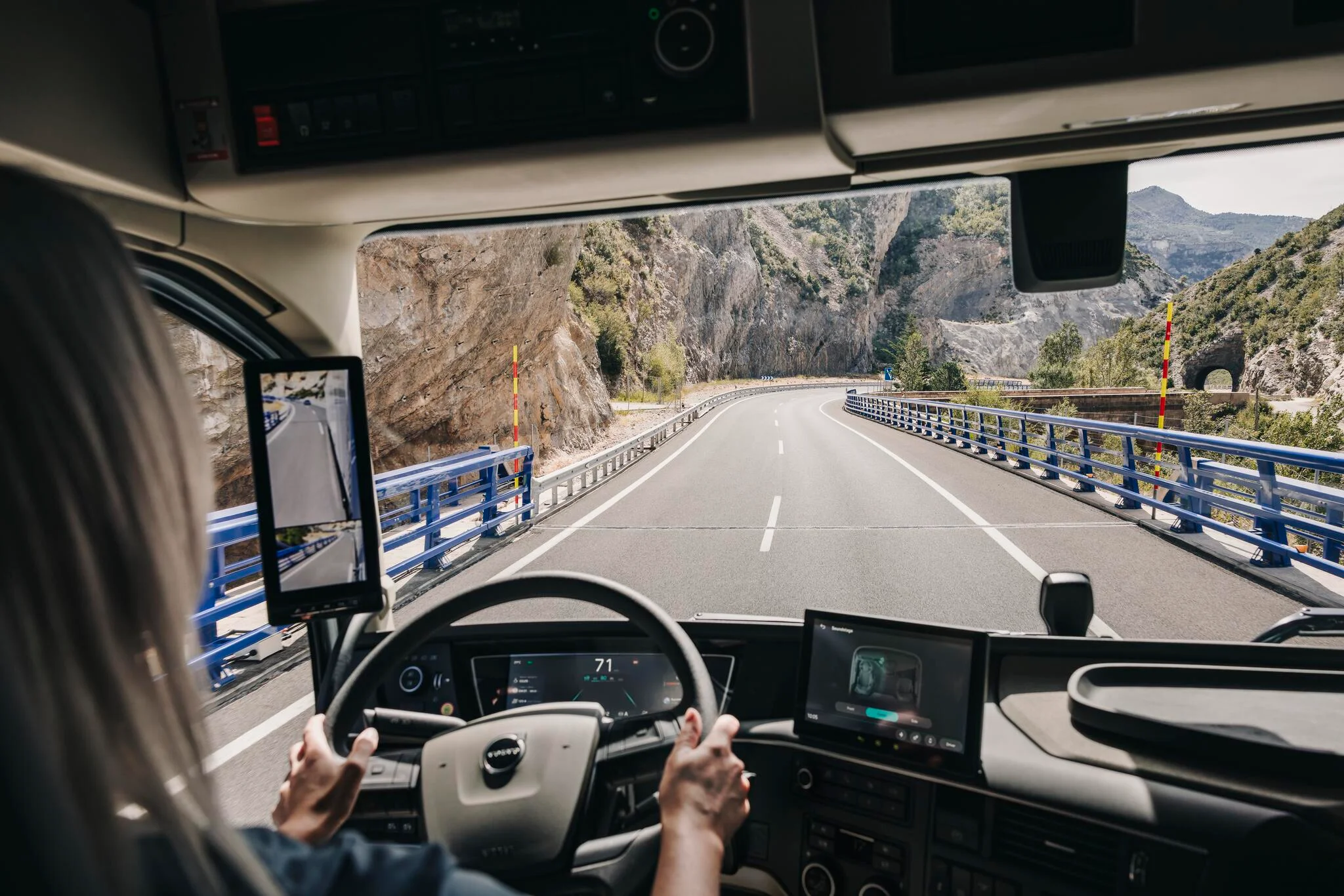 Nieuwe functie in Volvo Trucks’ stuursysteem grijpt razendsnel in bij klapband