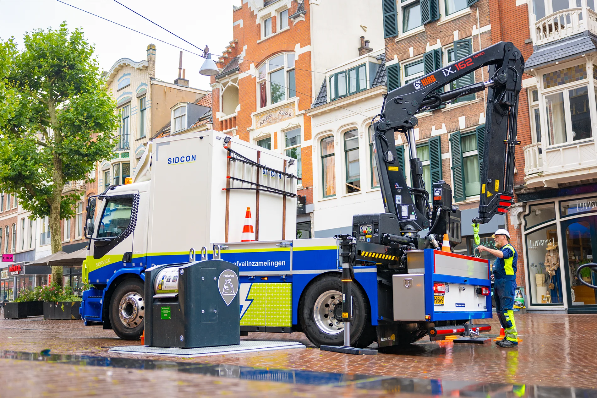 Sidcon-Volvo-FE-Electric-hiabkraan-straat.webp