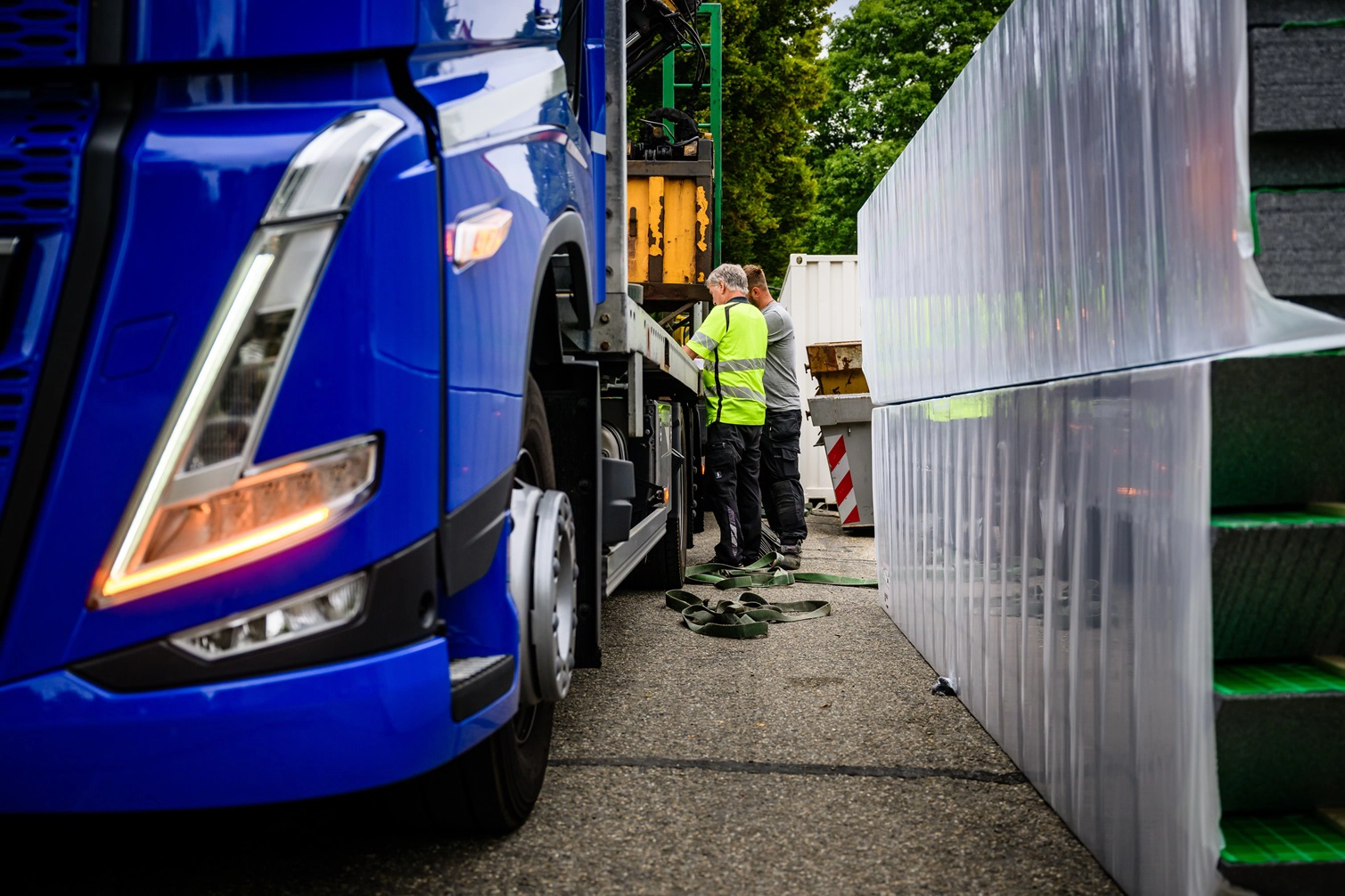 Kingspan-Volvo-FH-6x2-in-het-werk.webp
