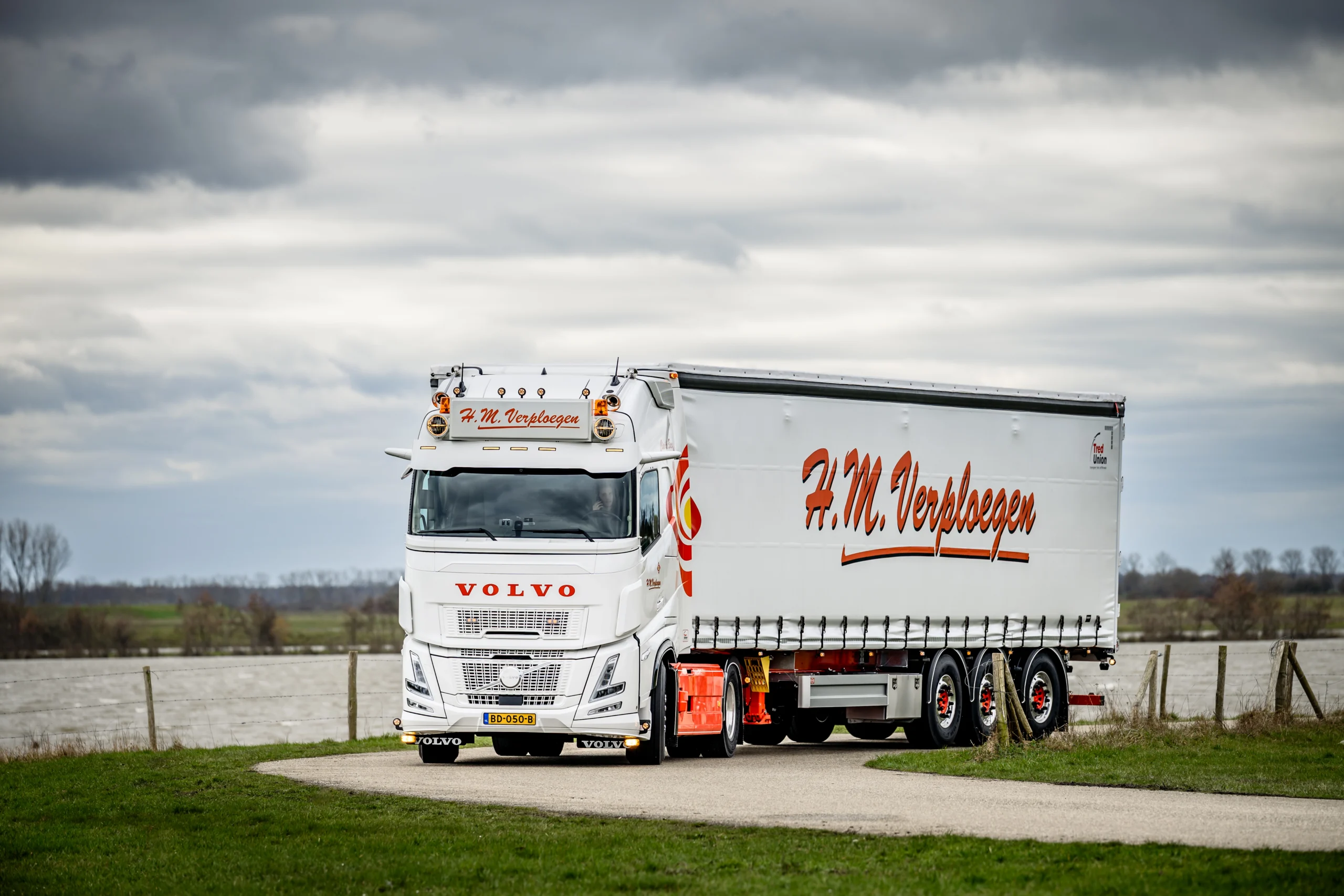 Oldskool looks, moderne techniek: vier nieuwe Volvo FH Aero voor H.M. Verploegen