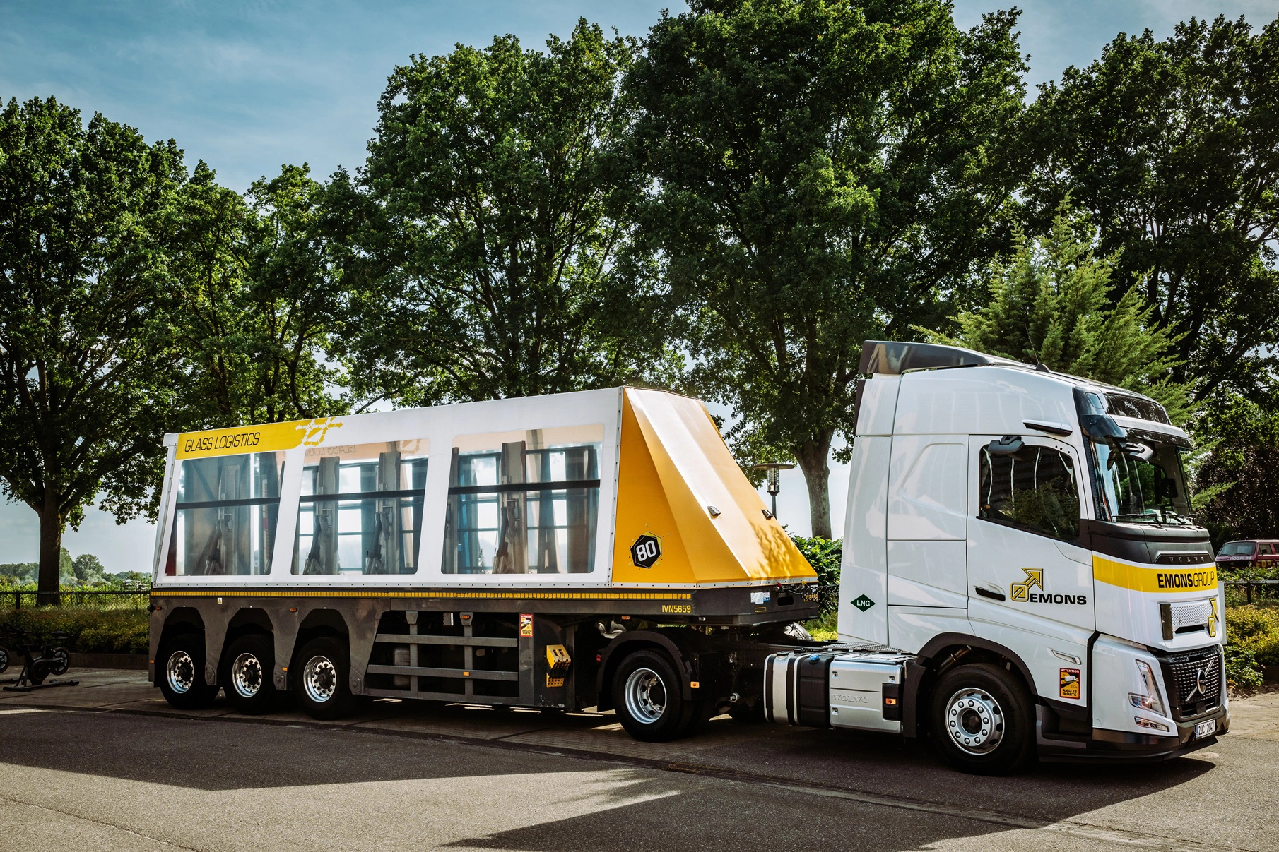 Emons-Group-Volvo-FH-LNG-met-glasbinnenlader.webp