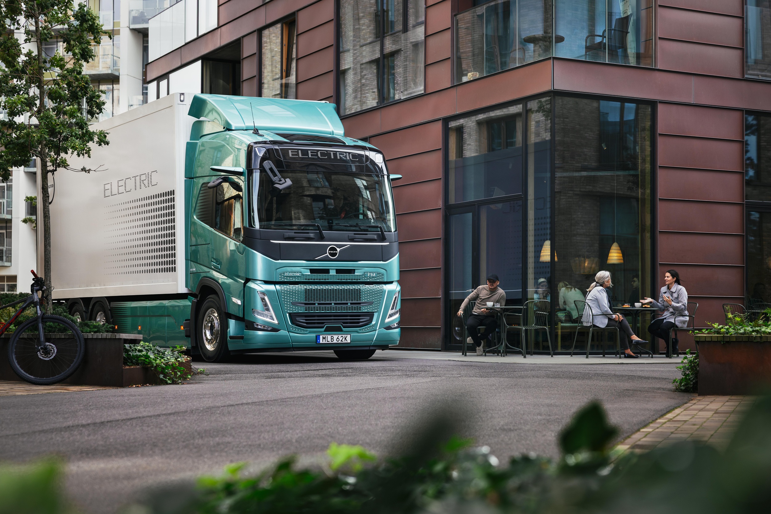 Volvo Trucks start serieproductie van elektrische trucks met actieradius tot 700 kilometer