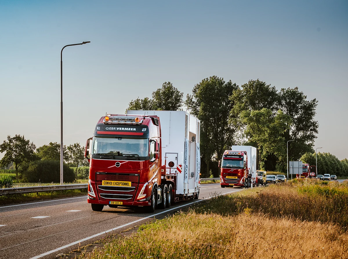 VolvoFHsGebrVermeer-enroute-close.webp