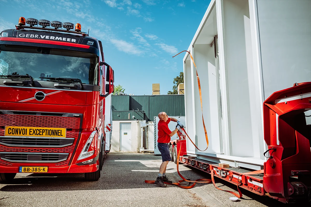 VolvoFHsGebrVermeer-lossen2.webp
