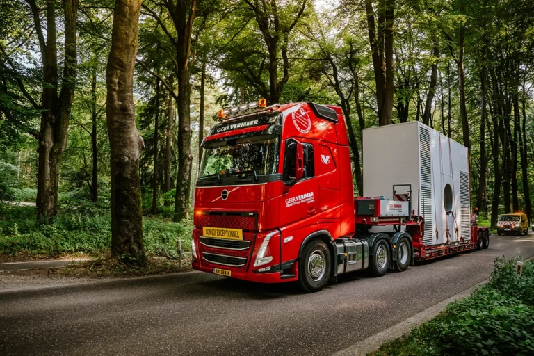 Drie nieuwe Volvo FH’s van Gebr. Vermeer op precisietour door Het Heijderbos